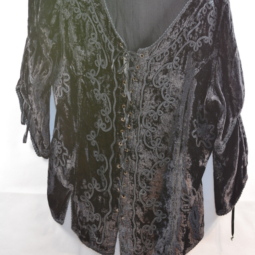 Velvet Embroidered Top SZ 2X Romeo & Juliet